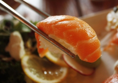 日 수산물 안 먹겠다더니…저렴한 가격에 "몇 시간씩 줄 서서 대기"