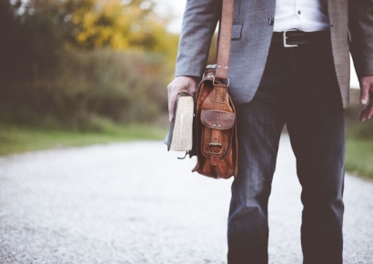 성추행 교수에 "사모님 계시잖아요" 거부하니 "너도 남친있잖아"