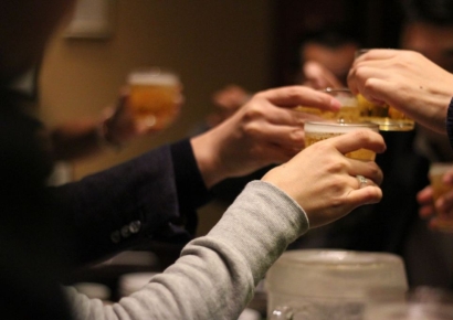 회식자리서 남직원들에 몸 부비고 "나랑 자자"…30대 여성 집행유예