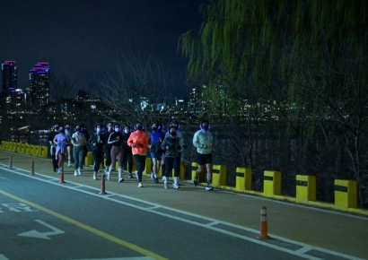 "봄 왔으니 달려보자" 매출 38배 '껑충'…불티나게 팔리는 '이 운동화'