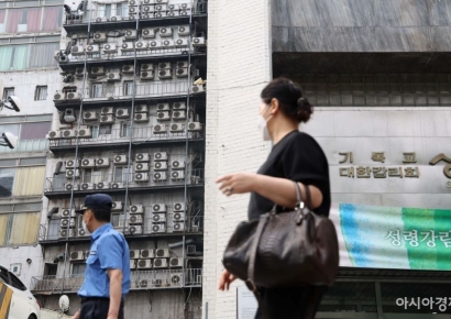 "담배피우면 '살' 넣겠다"는 무속인 입주민…엘베에 살벌한 경고문