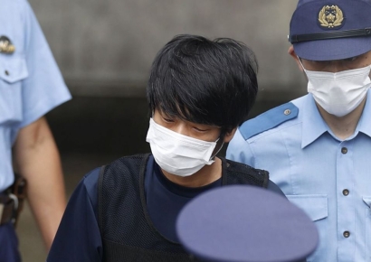 "아베 살해범 측, '母 종교적 학대로 가정연합에 원한' 주장"