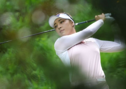 윤이나, 공동 4위 출발…‘미국 입성이 보인다’