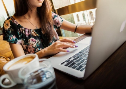 "中 워킹맘도 똑같네"…매일 2시간 이상 집안일·월급으로 대출금 상환