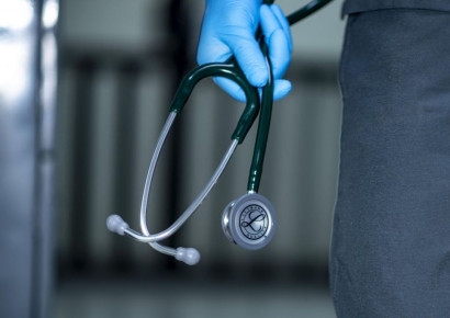 "스위스서 안락사 할 것"…20년 투병 中 여성 두고 찬반 '가열'