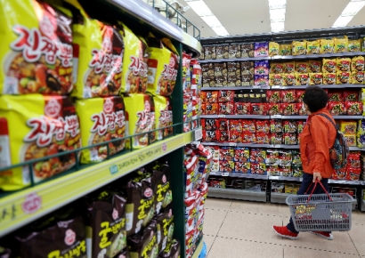 라면·식용유·과자 줄줄이 가격 인하…"내달부터 적용"(종합)