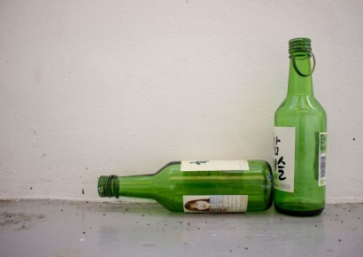 "나한테 아줌마라니"…분노한 60대 여성, 일행에 소주병 집어던졌다