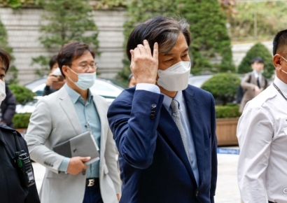 조국, '불법사찰' 손배소 2심서 일부 승소… 배상액 5000만→1000만원으로 줄어