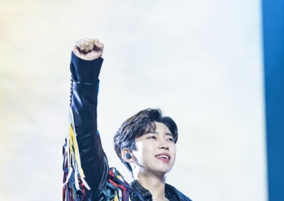 뉴진스 우산이 12만원…팬덤마케팅이 뭐길래[헛다리경제]