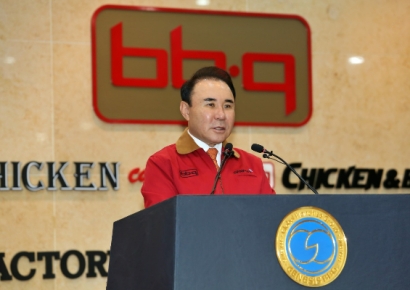 "가족회사에 자금 대여"… 윤홍근 BBQ 회장, 1심 3000만원 벌금형 선고