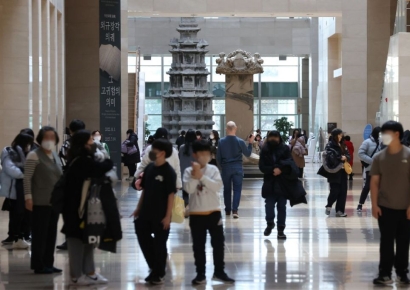 "오늘부터 휴가입니다"…고향 대신 해외여행·동호회 가는 사람들