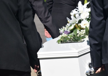 "1년에 84억 벌어요" '금기' 깬 20대 女…선생님 대신 '관' 팔아 대박