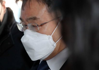 검찰, 김만배와 '금전 거래' 전 언론사 간부 3명 압수수색…"대가관계 살필 것"(종합)