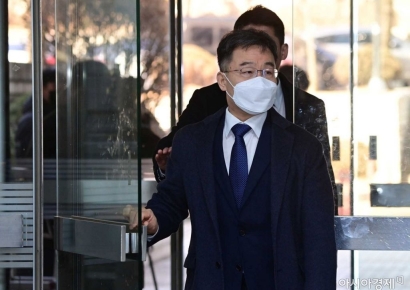 대장동 비리 2심 개시…교체된 검사 "의견 없다"