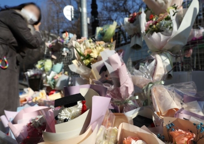 "잠깐 들고 사진만 찍었어요"…졸업식에 등장한 '중고 꽃다발'