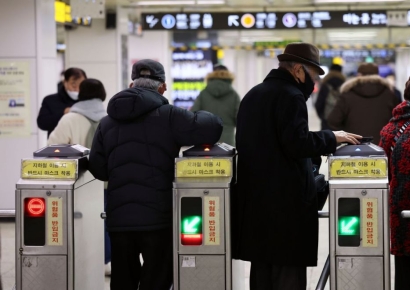 노인 출퇴근 시간 무임승차 제한 검토설…靑 "계획 없다"