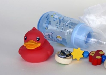 "영원히 아기로 남길" 14살인데 기저귀에 젖병…쌍둥이 아들 9년 감금한 '엽기' 엄마