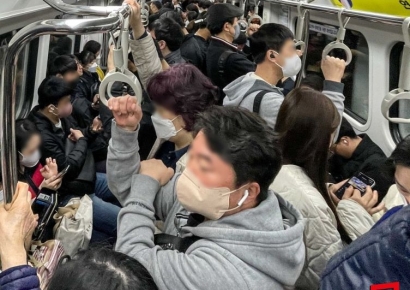 "출근 시간에 아이 태우지 마세요"…'지옥철' 악명 9호선 급행 두고 갑론을박