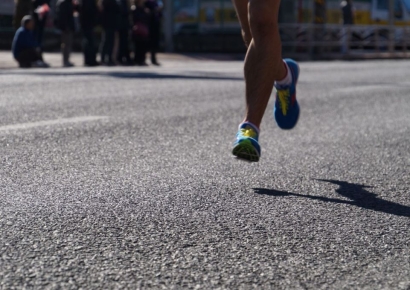 마라톤 뛰다 미끄러운 도로에 '꽈당'…"시가 182억원 배상하라"