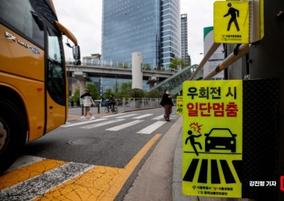 '우회전 무조건 일시정지' 1년, 오히려 사고는 더 늘었다