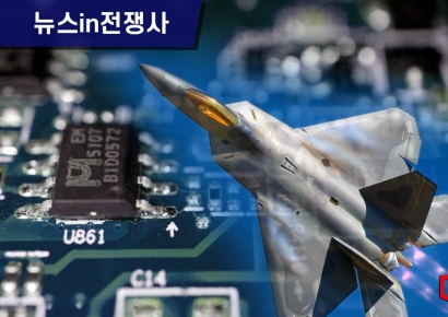 [뉴스in전쟁사]美 최첨단 F-22랩터에 1980년대 '구형 반도체'가…적보다 무서운 '방사선 입자'