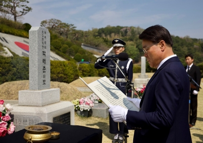 최정우 포스코 회장, 故 박태준 묘소 '조용한' 참배