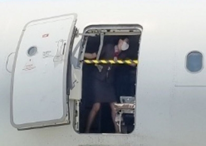 "화장실인줄 알았어요" 더 이상 안돼…대한항공, 비상구 조작 '강력 대응'