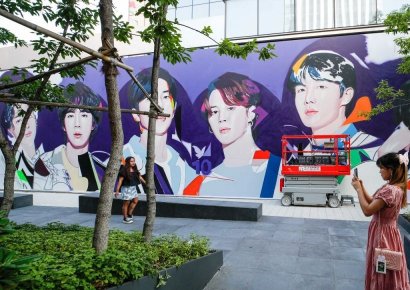 [포토]BTS 데뷔 10주년 맞아 하이브 앞 찾은 외국인관광객들
