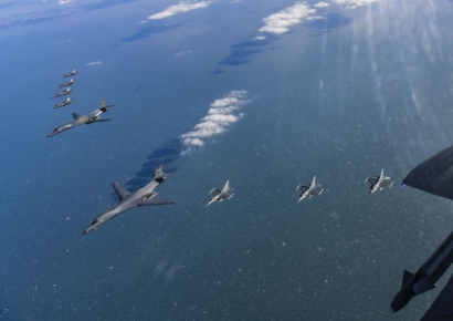 B-1B 폭격기 한반도 전개…北 오물풍선에 '경고장'