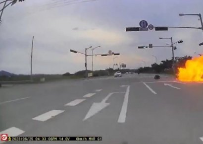 앞바퀴 묘기하다 넘어져 '펑'…오토바이 도로 위서 폭발