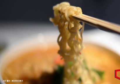 똘똘 뭉쳐 5.8조나 벌었는데…"밀가루로 만든 라면값도 내리나요?"