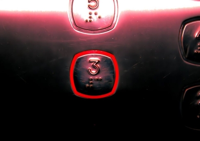 "승강기 전단지 뗀 딸에 재물손괴라니"…중3 엄마 하소연