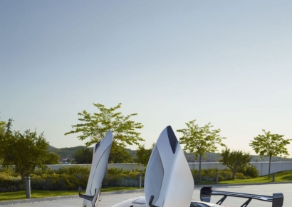 '슈퍼카' 페라리 누가 사나 봤더니 …"신규고객 40%가 2030"