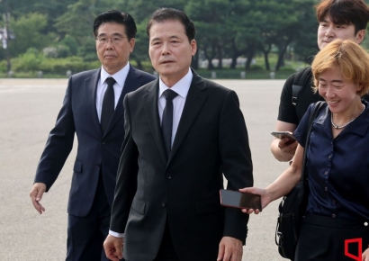 통일장관 “김주애 조기등판 가능성...男선호 승계 영향 생각해봐야” 