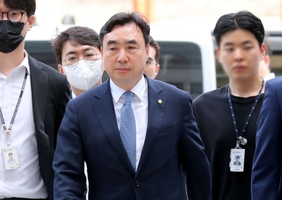 민주당 ‘돈봉투 의혹’ 윤관석, 1심서 징역 2년… 법원 "혐의 모두 유죄"