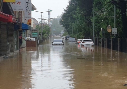 폭우에 힘없이 열리는 '맨홀 뚜껑'…추락방지망 설치율은 5%대