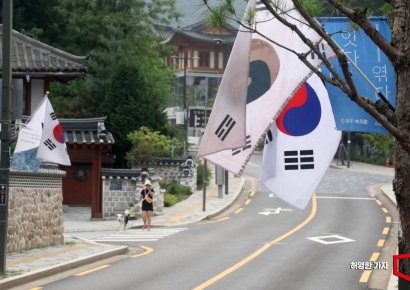 광복절에 논란 커진 日 '귀칼 시구' '기모노축제'…"시대 바뀌었다" 반론도