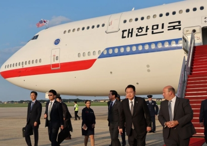 대통령 전용기 이륙에 도피설까지…尹 일거수일투족 촉각