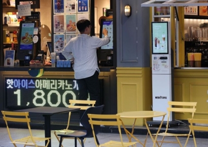 천정부지 원두가격…'100원'도 못 올린 커피업계 '속사정'[Why & Next]