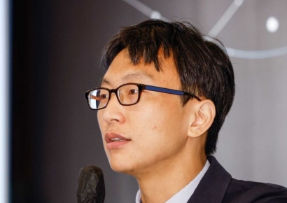 검찰, '저속노화' 정희원 스토킹 무혐의 처분…맞고소 여성은 기소유예