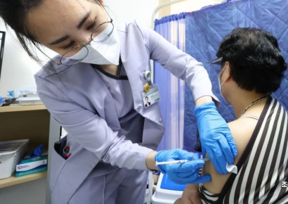 코로나 백신 부작용에 자궁출혈 등 추가 인정