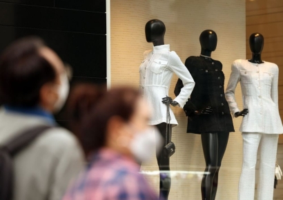 루이비통 이어 샤넬도…휴가철 또 기습 인상