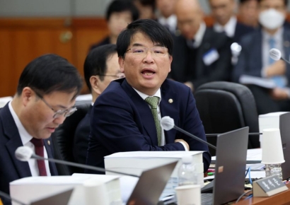 '보좌관 성추행·명예훼손' 박완주 전 의원, 대법서 징역 1년 확정