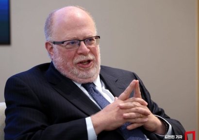 피터슨硏 소장 "트럼프 이민자 추방, 美 경기침체 초래…Fed, 올해 금리 1%P 올릴 것"[인터뷰]