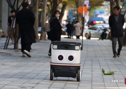 [포토] 강남 도심 누비는 귀요미 배달로봇