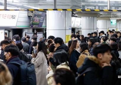 [포토]경진여객 버스 파업, 시민들로 북적이는 지하철