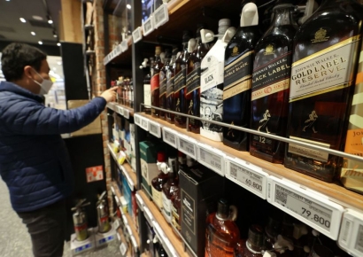 소비침체·정국불안 '이중고'…고개 숙인 위스키 