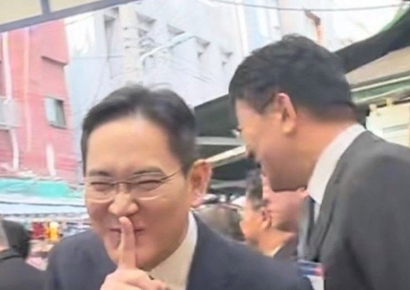 "회식2차 몰래 도망가는 대리 표정"…이재용 익살 사진에 패러디물까지