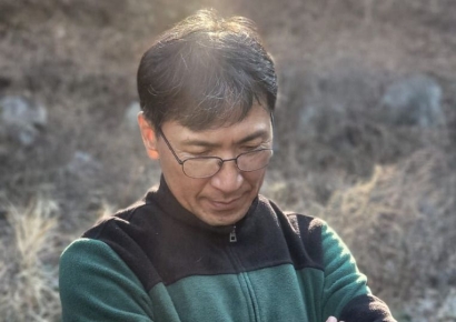 안희정, 활짝 웃는 사진 공개…"죄인 아니다, 당당해지자"