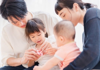 "애 기죽을까 외제차 사고, 무리해서 해외여행 갑니다"